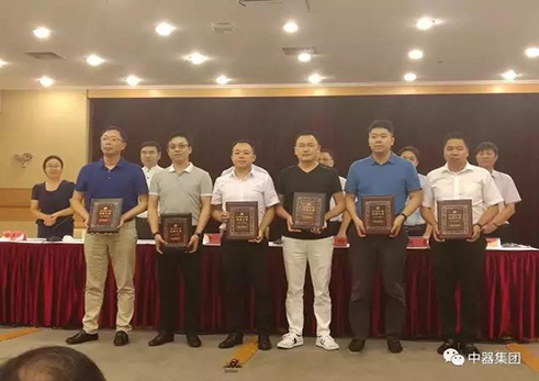 張學旺董事長榮獲奉賢區工商聯“光彩之星”榮譽稱號